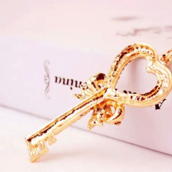 Crystal Pink Rhinestone Cute Bowknot Key Pendant Necklace NWOT - Picture 4 of 4